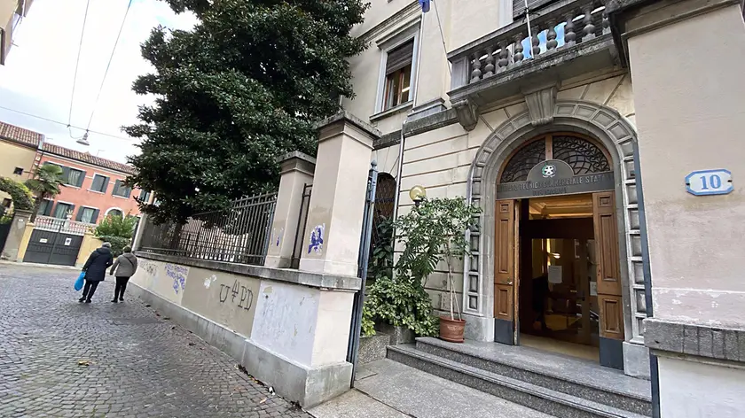 L’ingresso dell’istituto Calvi (foto Bianchi)