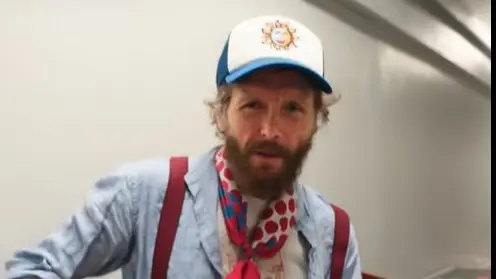 Jovanotti ha ricevto una chirarra in dona dai detenuti del carcere Santa Bona di Treviso