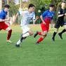 Un’azione durante una partita di calcio giovanile