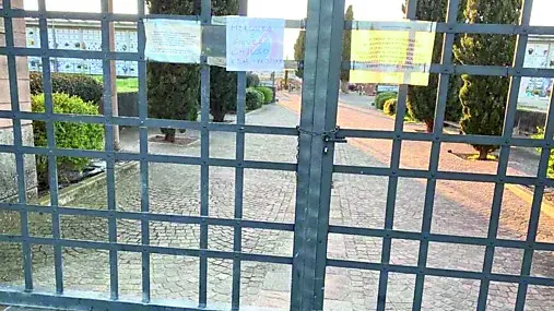 Il cartello affisso sul cancello d'ingresso del cimitero di Marano Lagunare