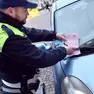 Vigili mentre fanno multe in città