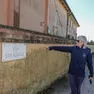 Fiorenza Girotto indica l’insegna di via Stradella (foto Zangirolami)