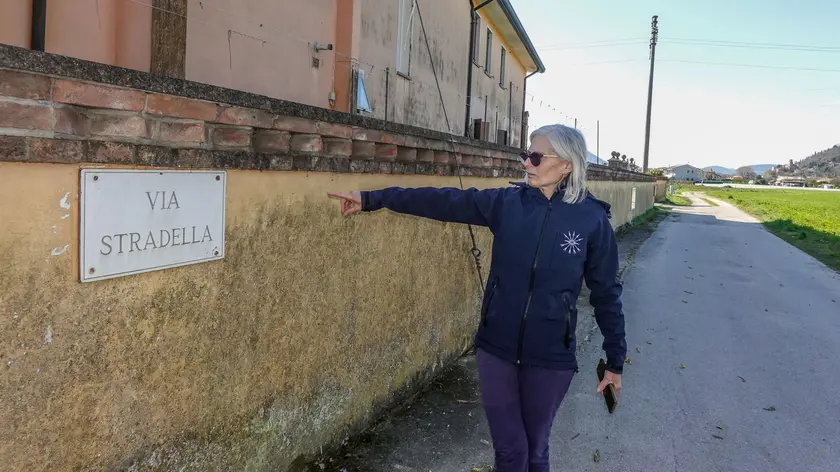 Fiorenza Girotto indica l’insegna di via Stradella (foto Zangirolami)
