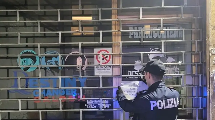 Uno dei negozi chiusi dalla polizia a Padova