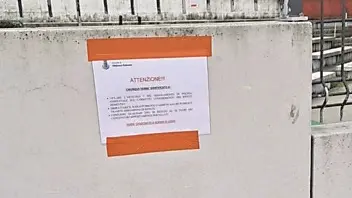 I cartelli affissi dal sindaco Luciano Salvò