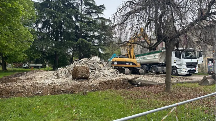 I lavori nel parco via Cave dove saranno installate le sei strutture modulari