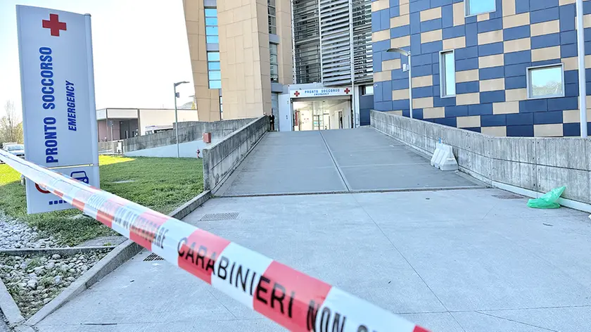 Il nastro dei carabinieri al pronto soccorso dell’ospedale di Cittadella dove si è consumata l’aggressione (foto Piran)