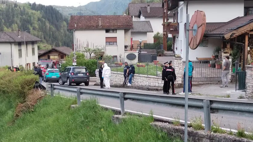 I carabinieri nella casa della frazione di Oltra