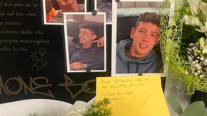 Il biglietto giallo trovato nelle scorse ore sulla lapide di Simone Bonato, morto a 22 anni