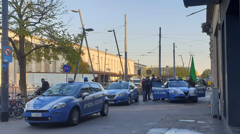 Alcuni equipaggi della Squadra Volanti durante un controllo in zona stazione