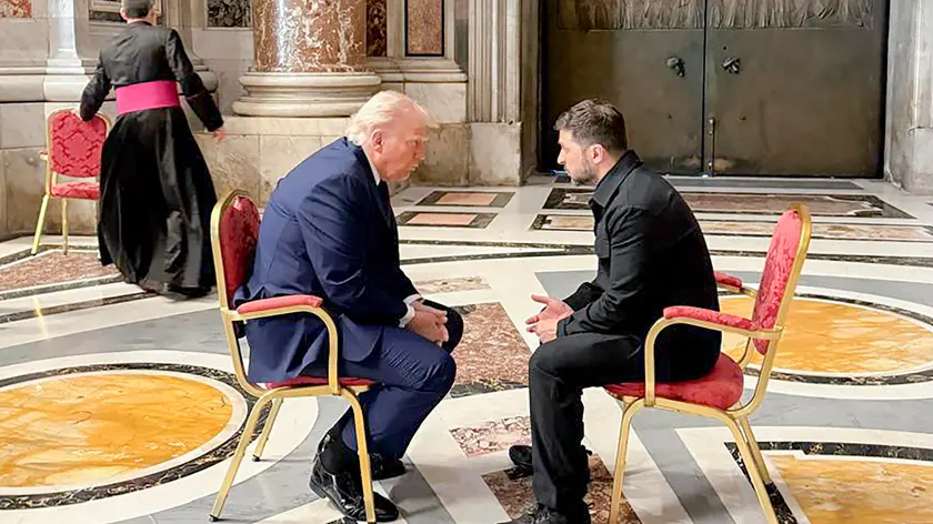 Donald Trump e Volodymyr Zelensky faccia a faccia a San Pietro