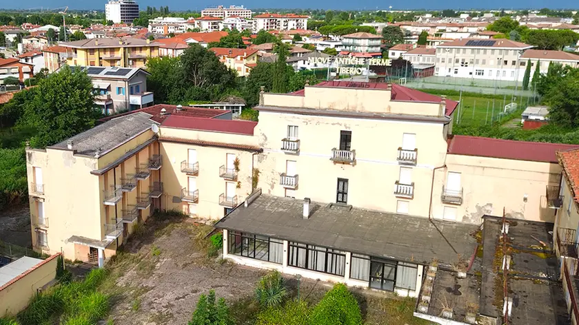 L’ingresso delll’hotel Antiche Terme Tiberio e una veduta dell’intero complesso (foto Piran)
