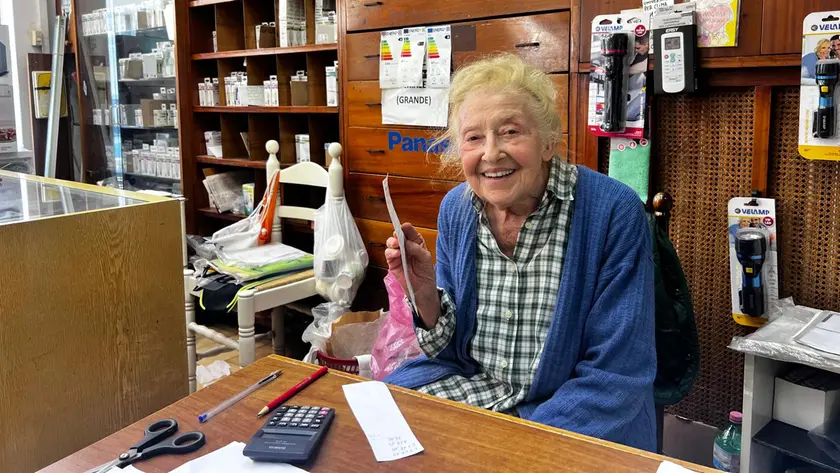 Silla Lago in Pasquetto ha 86 anni e lavora ancora nel suo negozio di Forcellini