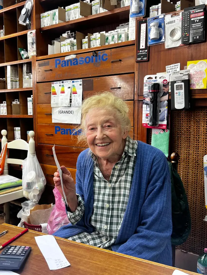 Silla Lago in Pasquetto ha 86 anni e lavora ancora nel suo negozio di Forcellini