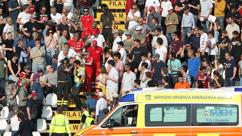 Tifoso soccorso in Tribuna Est allo stadio Tombolato (foto Piran)