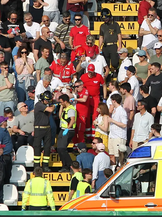 Tifoso soccorso in Tribuna Est allo stadio Tombolato (foto Piran)