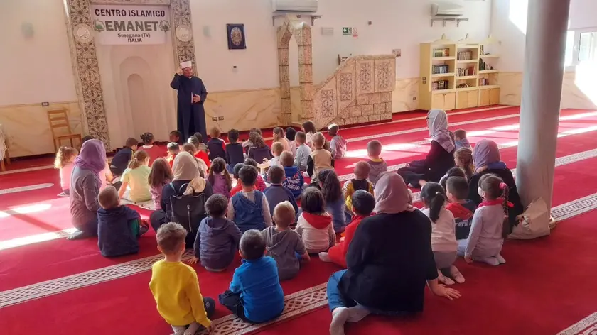 Bambini e maestre della scuola materna di Ponte della Priula in visita al centro culturale islamico Emanet di Susegana