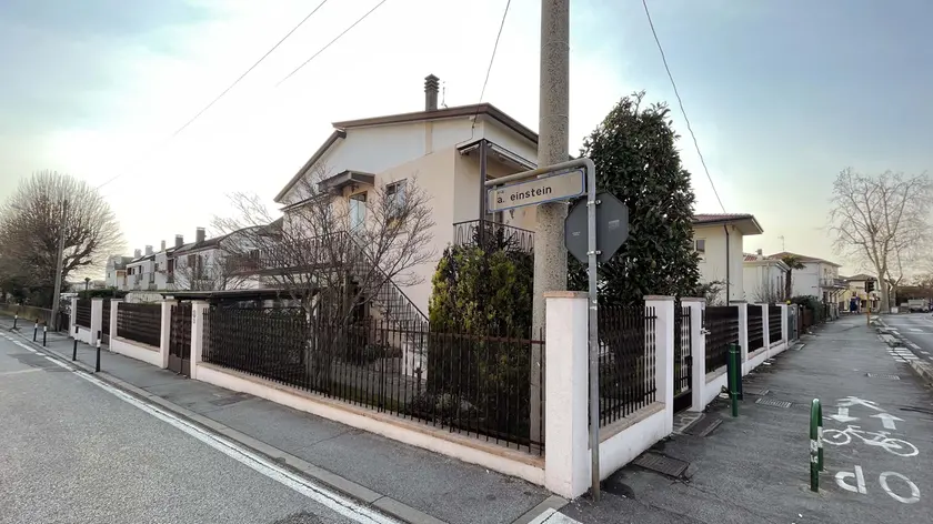 Via Einstein a Montà dove il ragazzo era stato fermato dalla polizia