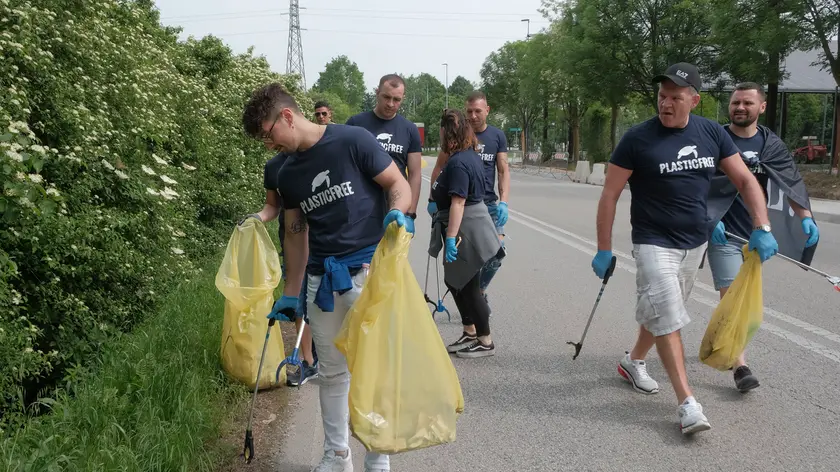 La raccolta dei rifiuti lungo le strade