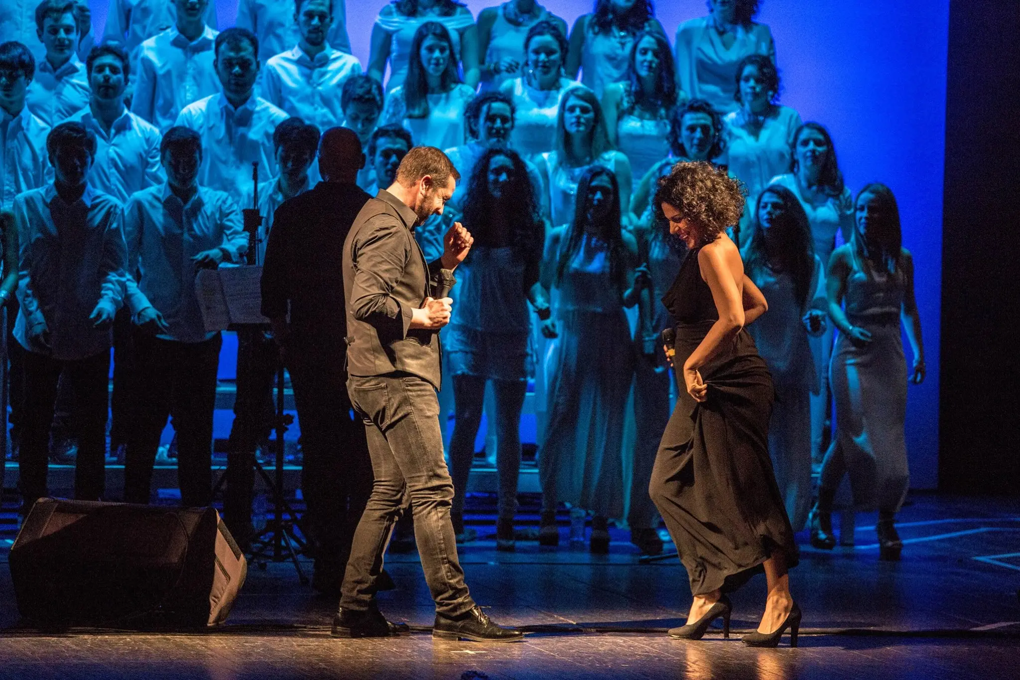 Zanatta durante un duetto con, alle spalle, il coro veneziano