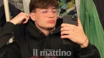 Lorenzo Cristea, 20 anni, ucciso a coltellate fuori dalla discoteca