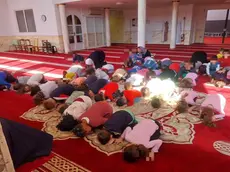 Un momento della preghiera dei bambini all’interno della moschea gestita da Emanet a Susegana