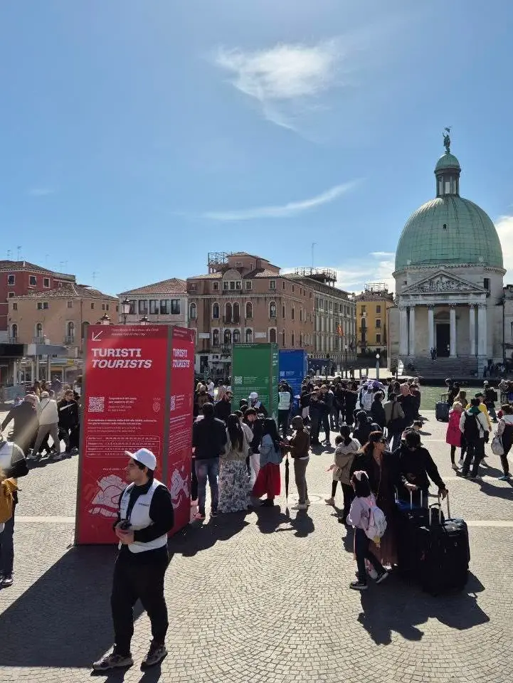 Il piazzale di Santa Lucia a Venezia con il totem sul contributo d'accesso