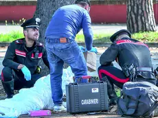 I rilievi dei carabinieri all’esterno della discoteca nel Trevigiano dove si è consumato il delitto