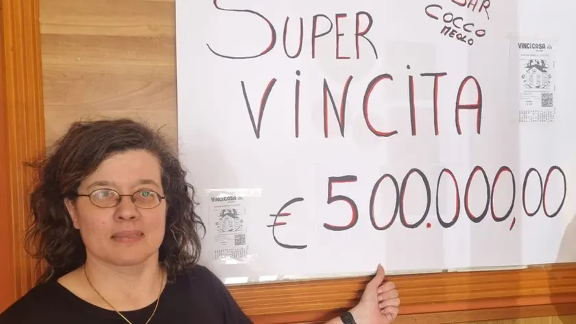 La titolare Paola Davanzo con il cartello che annuncia la maxi vincita