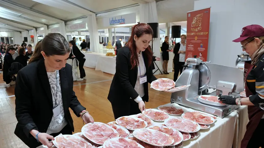 il prosciutto veneto dop pronto per essere servito ai tanti visitatori della festa del prosciutto veneto dopo di Montagnana