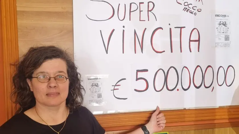 La titolare della tabaccheria, Paola Davanzo, indica i 500 mila euro vinci nel suo bar tabacchi
