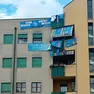 Le bandiere del Napoli che hanno scatenato la lite tra vicini a Mestre