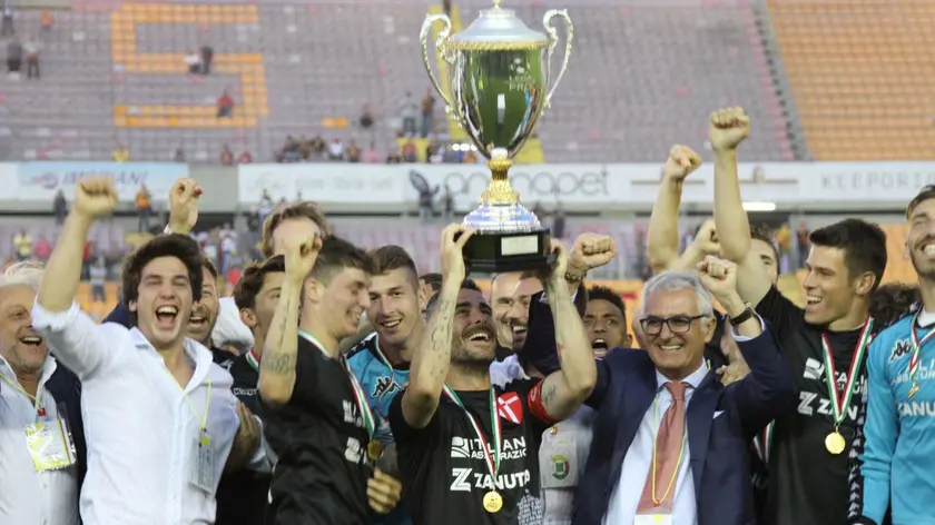 Nico Pulzetti alza la Supercoppa vinta nel 2018 dal Padova