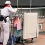 Una lavoratrice addetta alle pulizie