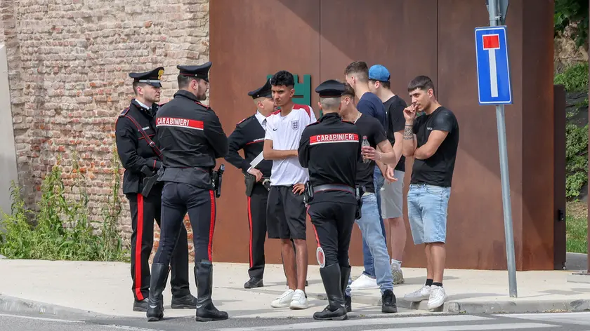 I carabinieri sentono gli amici dopo l'accoltellamento fuori dalla discoteca