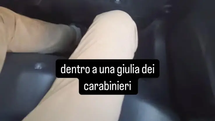 Messaggi e post sui social anche dall'auto dei carabinieri