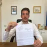 Il sindaco Eric Pasqualon con la lettera anonima