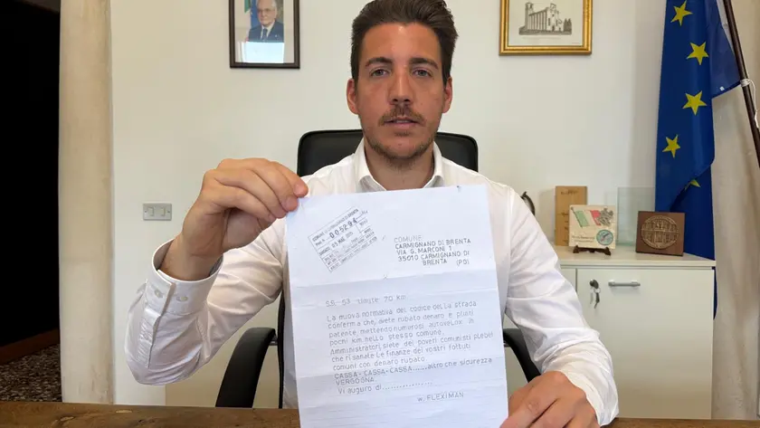 Il sindaco Eric Pasqualon con la lettera anonima
