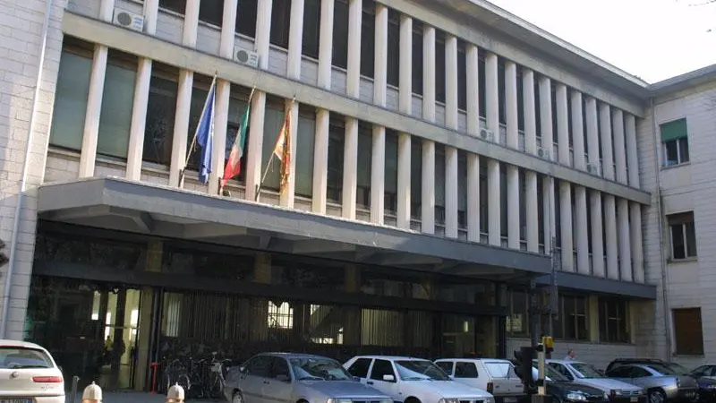 in foto L'INGRESSO DEL TRIBUNALE DI VICENZA