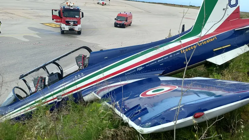 L'intervento dei vigili del fuoco sul luogo dove è uscito di pista uno degli aerei della Pan