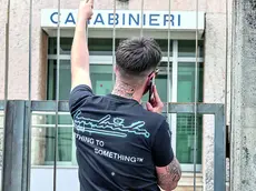 Un amico di Lorenzo Cristea fuori dalla caserma dei carabinieri di Castelfranco