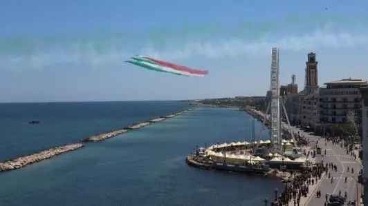 Le Frecce Tricolori sorvolano Bari in formazione ridotta