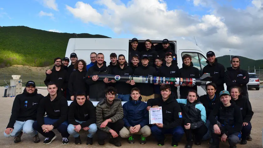 Gli studenti padovani con il razzo costruito interamente da loro e lanciato sui cieli d'Abruzzo