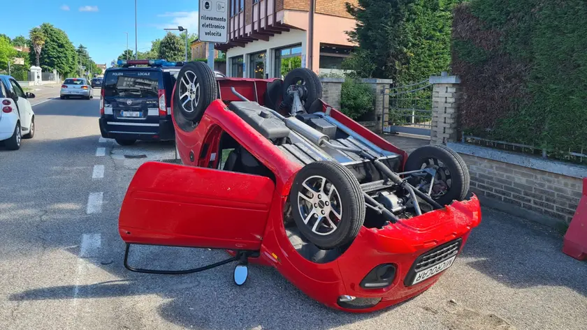 L'auto capovolta lungo la strada