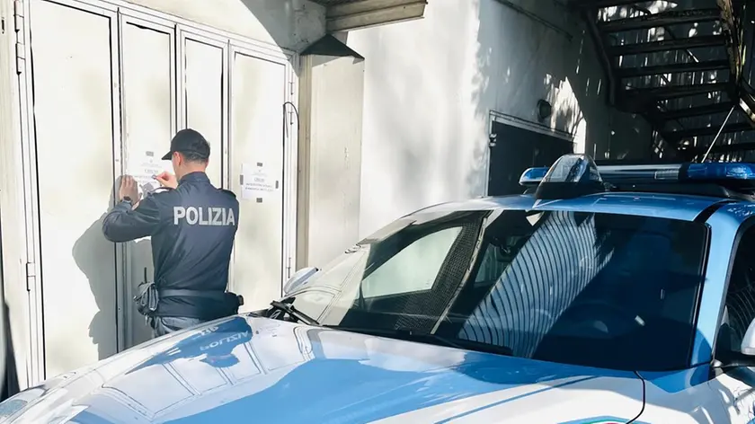 Un agente della Squadra Volanti mette i sigilli alla discoteca Utopia Society di via dei Colli, a Brusegana