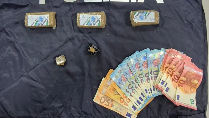 La droga sequestrata dalla polizia