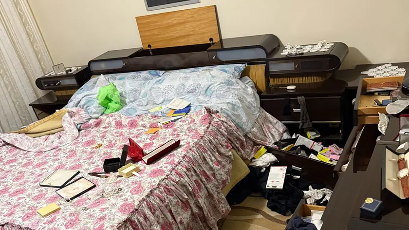 La camera messa sottosopra dai ladri