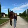 Claudia Mandruzzato con uno dei cavalli della scuderia