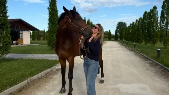Claudia Mandruzzato con uno dei cavalli della scuderia