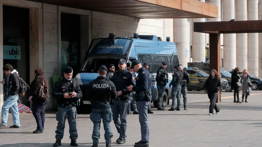 Un presidio di polizia in stazione durante la zona rossa (foto Bianchi)